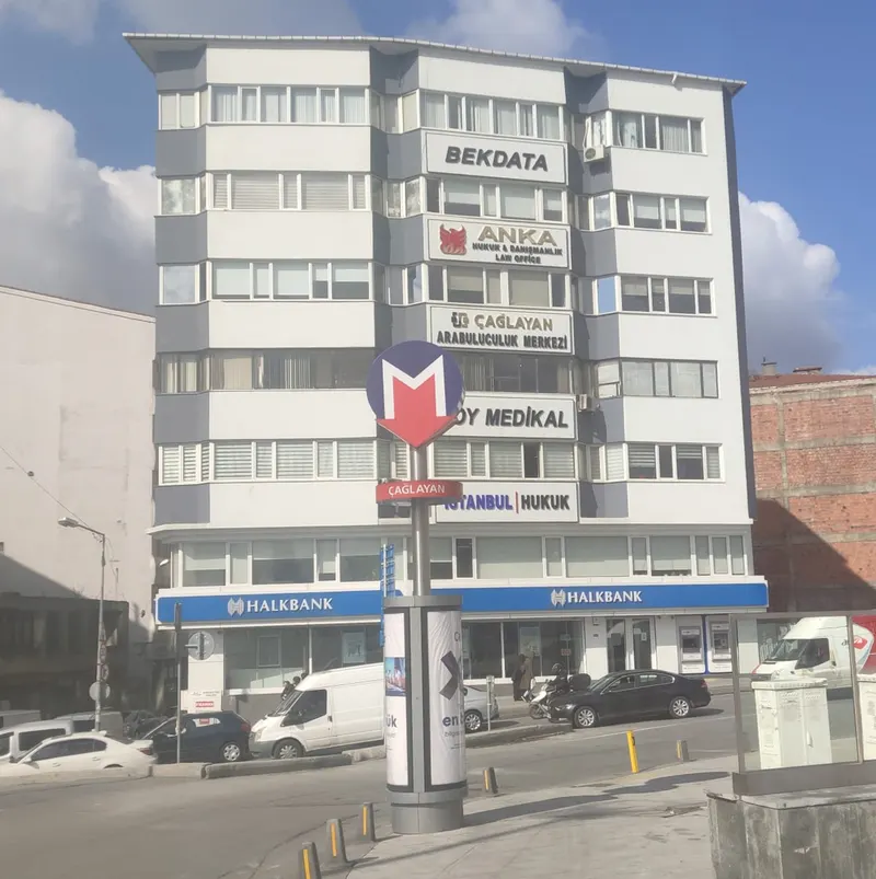 Mavi Plaza Şişli — mavi cam bantlı cephe
